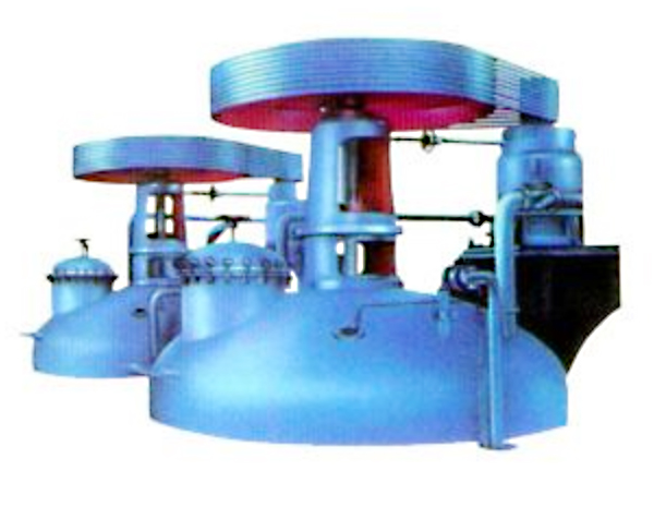 <b>我廠設計的 發(fā)酵罐 為標準式罐型，這種罐型當公稱容積在6M3以下時罐采用夾套式。發(fā)酵氣的冷卻或加熱，均由夾套來完成。公稱容積為6M3以上時，發(fā)酵氣的冷卻由立式排管來擔負，在</b>