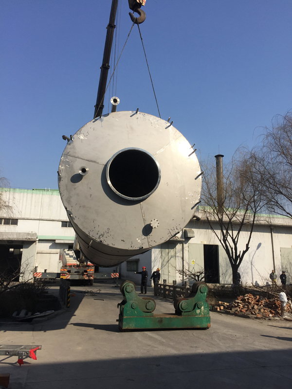 <b>不銹鋼、碳鋼制槽車、臥式立式貯罐、高位槽、計(jì)量罐。特殊規(guī)格可按用戶需求設(shè)計(jì)、制造。</b>